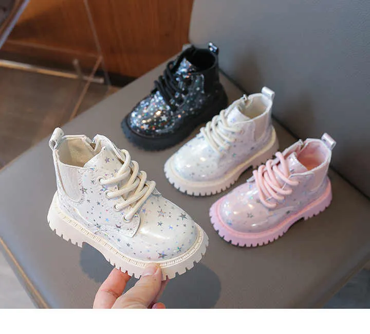 أحذية أطفال للخريف والشتاء بنعل ناعم أحذية ثلج . Autumn and winter children's shoes with s