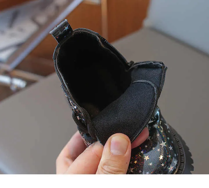 أحذية أطفال للخريف والشتاء بنعل ناعم أحذية ثلج . Autumn and winter children's shoes with s